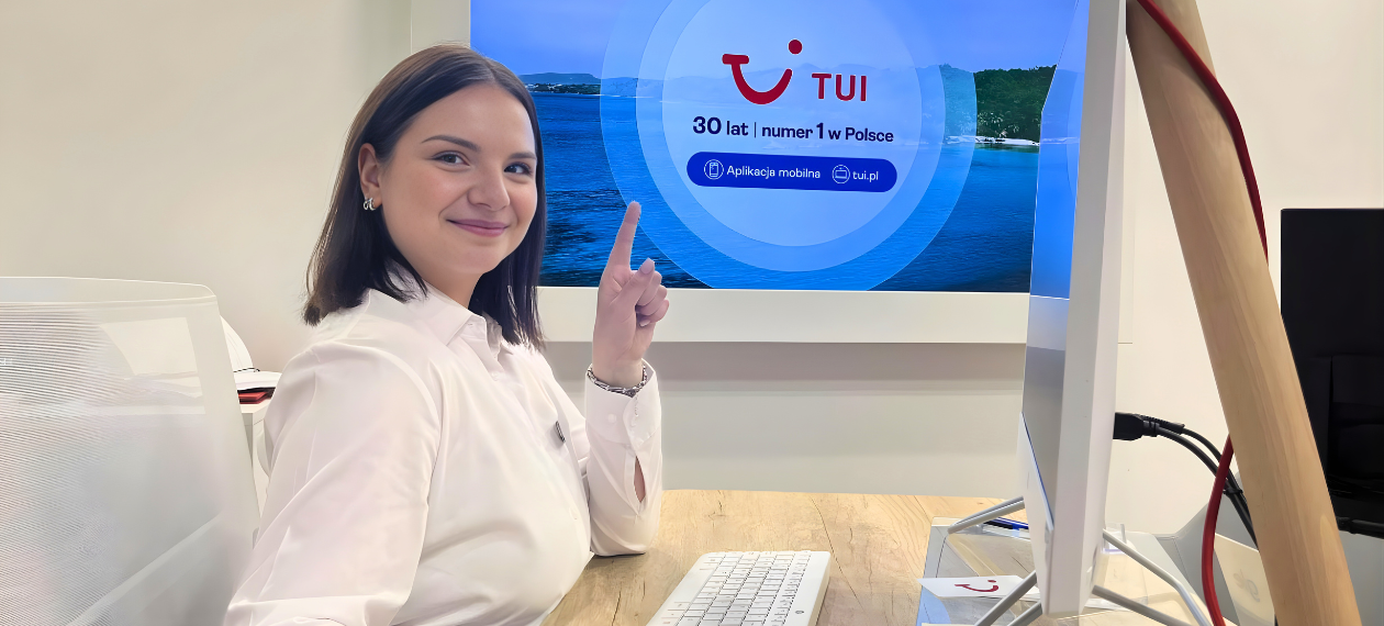 Biuro TUI wieczorem